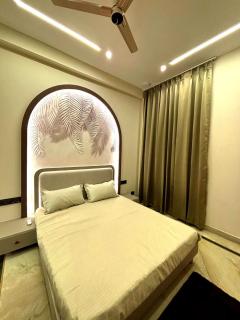 Comfortable 2BHK Stay Designer Rooms & Cozy Living - 7