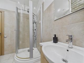 2BR Old Town Apartment near St Peter's Church - 3