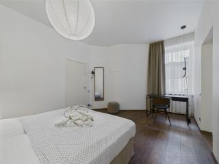 2BR Old Town Apartment near St Peter's Church - 2