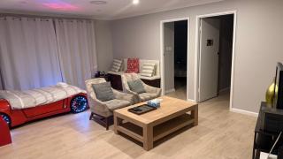 Pool - Arcade Games - Heated toilet seat - Air Conditioning- Hot Tub Spa - Electrical BBQ Grill at Golden Swan Holiday House - Sydney - 3