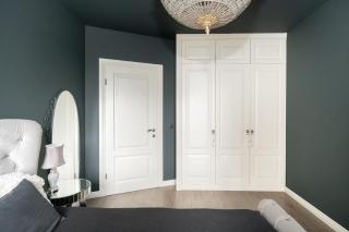 Castle & River Retreat - 7