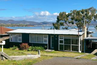 Ocean View Holiday Home - Easy Access to Hobart - 0