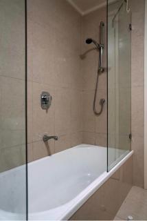 Melbourne CBD Apartment with Parking, Pool, Gym Sleeps 6 - 9