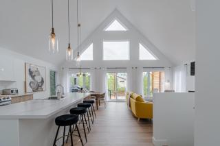 Dahlia #1 - Spa & Pets - 2