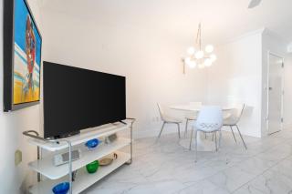 Stylish Apartment in the Heart of Key Biscayne - 5