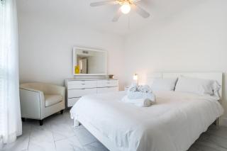 Stylish Apartment in the Heart of Key Biscayne - 4