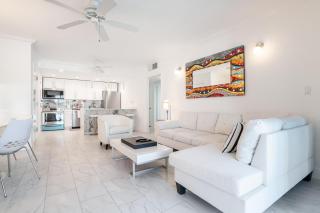 Stylish Apartment in the Heart of Key Biscayne - 2