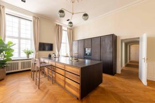 Modern Luxury 4BR Home near King's Garden - 1