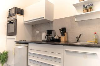 Modern & Cozy 1BR Apt for long Stay with TV & WiFi - 3