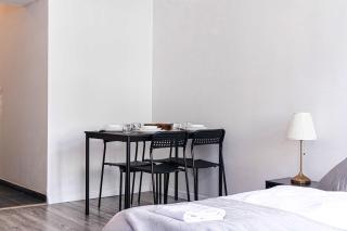 Modern & Cozy 1BR Apt for long Stay with TV & WiFi - 2