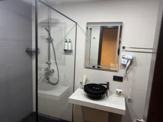 Modern Apartment with Breath-Taking Panoramic Views - 7