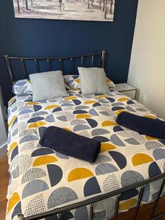 Perfectly located 2 bedroom flat - 8