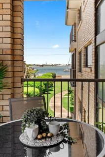 Peaceful Waterfront Apartment - Sandy Inlet Views - 8