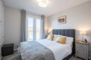 Charming Beach Chalet with Balcony & Sea Views - 7