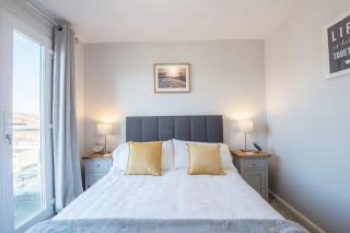 Charming Beach Chalet with Balcony & Sea Views - 4