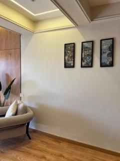 Nile-view 3BR in Zamalek Balcony & Smart TV - 2