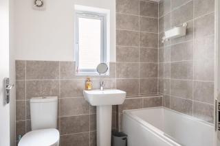 Cosy 3 Bed Near Beaches, Cardiff & Brecon Beacons - 1