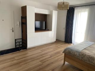 Central Comfort Studio Walkup - 3