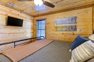 Wide Glide Lodge - In-home Movie Room, Hot Tub and Large 1-acre property with Playset - 4
