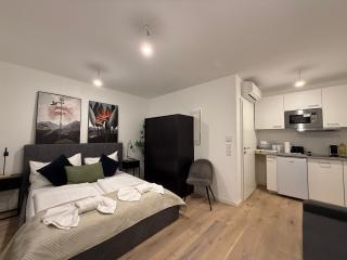 No Internet - Stylish Retreat with AC - 15 min to City Center - 9