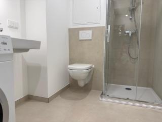 No Internet - Stylish Retreat with AC - 15 min to City Center - 7