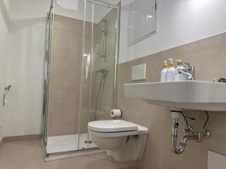 No Internet - Stylish Retreat with AC - 15 min to City Center - 3