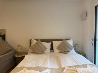 No Internet - Stylish Retreat with AC - 15 min to City Center - 2