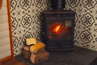 Lomu - Cosy Coastal Shepherd's Hut with Log-Burner and WiFi - 5