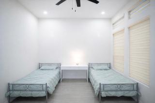 5BR Home • Backyard + BBQ / Sleeps 10 - 1