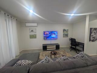 Victoria Falls Modern 3 Bed Villa Private Pool - 9