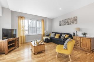 2 bed 2 bath centralApartment free Parking nearby - 0