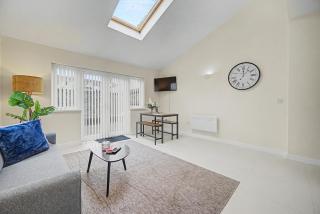 Central City 2BR Apartment with Garden & Parking - 9