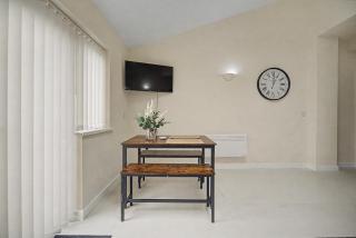 Central City 2BR Apartment with Garden & Parking - 3