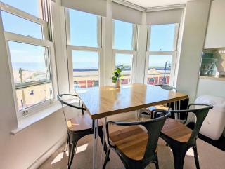 Barry Island Beachfront Apartment - Stunning Bay Views and Private Parking - 2