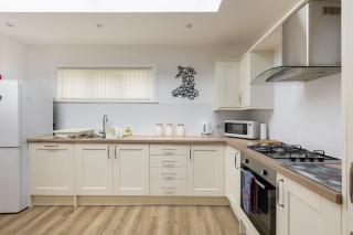 Family Beach House 200m to Sea 5 min to Tenby Town Centre - 1