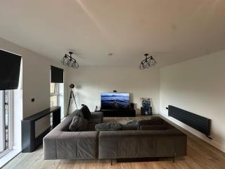 Modern London Apartment, Stylish & Central - 0