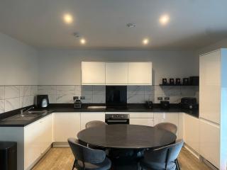 Modern London Apartment, Stylish & Central - 3