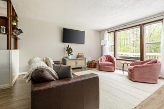 Cozy 3BR Grill Yard Games Walk to Downtown Lake MI - 1