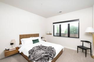 East Side Luxury 1BR Apt - Near Brady St with Balcony and Lounge - Sleeps 4 - 1