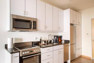 Modern Walker's Point Studio with Gym and Balcony - 1