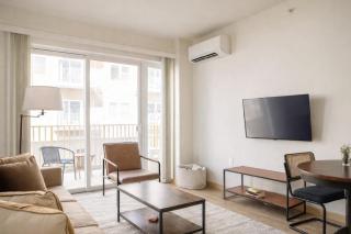 Modern Walker's Point Studio with Gym and Balcony - 4