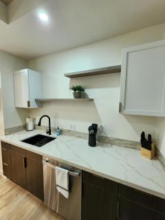 Modern One Bedroom Apartment with Gym - 1