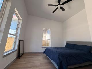 Modern home minutes from Downtown San Antonio I Sleeps 7 - 8