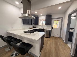 Modern home minutes from Downtown San Antonio I Sleeps 7 - 7