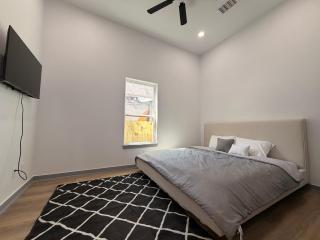 Modern home minutes from Downtown San Antonio I Sleeps 7 - 6