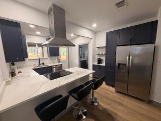 Modern home minutes from Downtown San Antonio I Sleeps 7 - 4