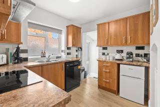 5-Bed Family & Group Stay Near Cricket Ground - 7