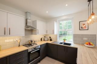 NEW Lovely-4Bed-2Bath-Parking-By FabAccommodation - 9