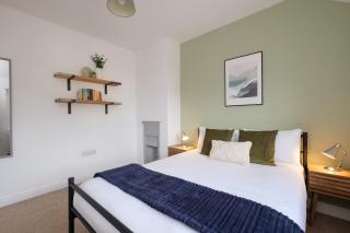 NEW Lovely-4Bed-2Bath-Parking-By FabAccommodation - 6