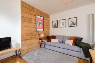 NEW Lovely-4Bed-2Bath-Parking-By FabAccommodation - 3